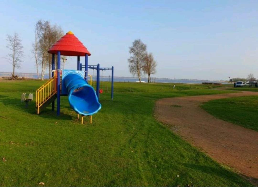 Us Twadde Plakje Op Vakantiepark Bergumermeer Suameer Exterior photo